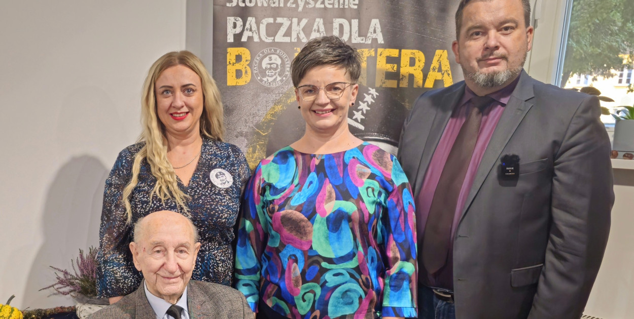 Na zdjęciu Czesław Lewandowski ps. „Bystry” oraz (od lewej) Olga Kierzkowska – koordynator Stowarzyszenia Paczka dla Bohatera, Alicja Wodzyńska - dyrektor Miejskiej Biblioteki Publicznej i red. Michał Szczyglak z Radia REKORD. Fot. AI