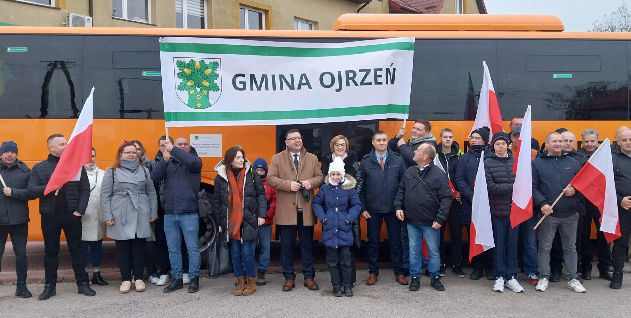 Pamiątkowa fotografia przed wyruszeniem do stolicy na państwowe uroczystości z okazji Święta Niepodległości. Fot. Archiwum UG Ojrzeń