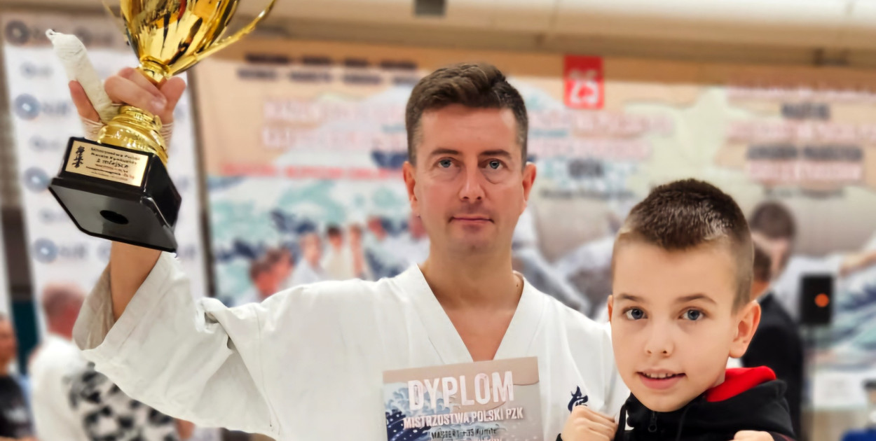Na zdjęciu Krzysztof Szczepański wraz z synem Frankiem podczas Mistrzostw Polski PZK Karate Kyokushin w Warszawie. Fot. Archiwum CKKK