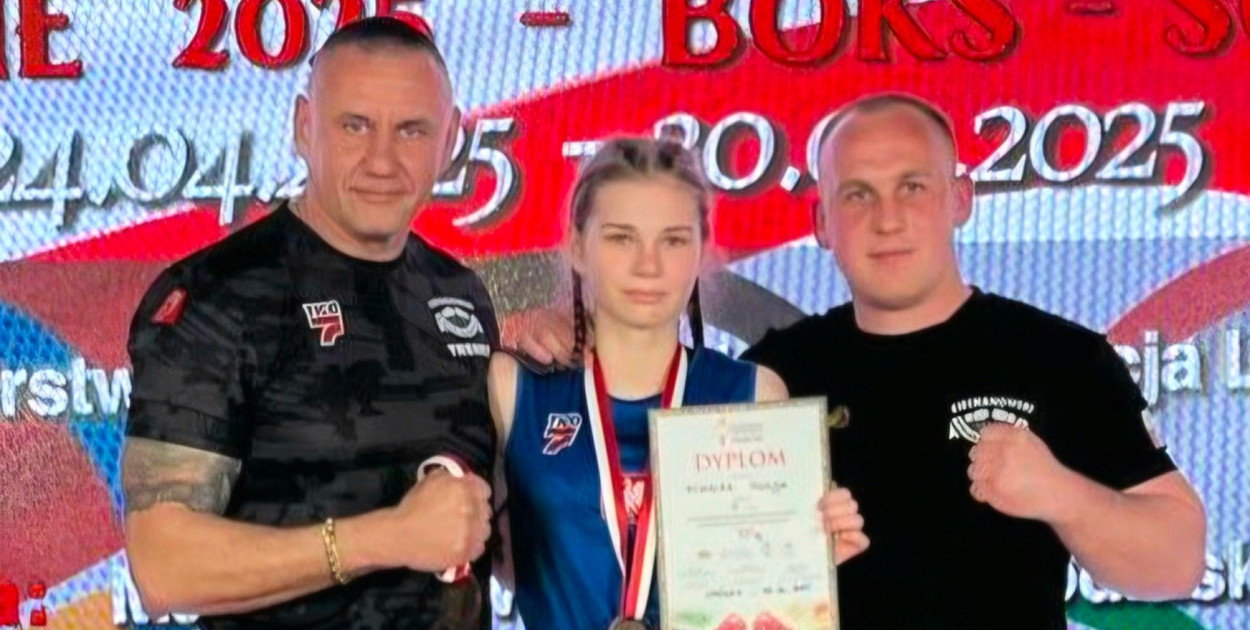 Nasza zawodniczka z trenerami Ciechanowskiego Klubu Bokserskiego. Od lewej: Michał Garstka, Alicja Michalak i Marcin Wierzchowski (prezes CKB). Fot. Archiwum CKB