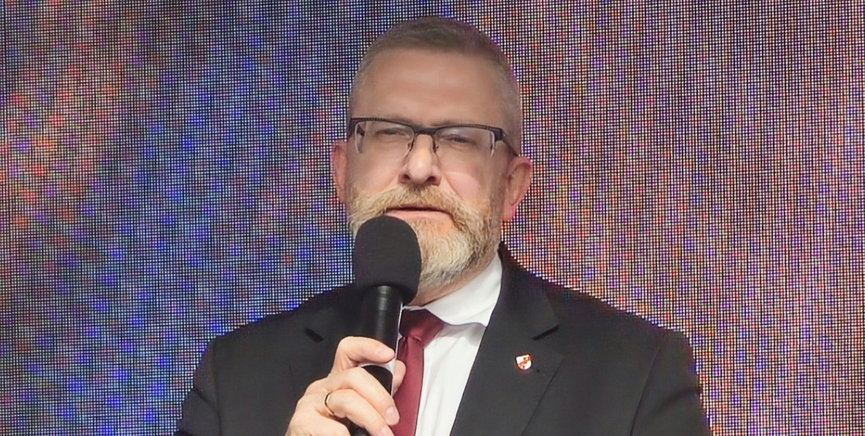 Grzegorz Braun podczas spotkania wyborczego w Ciechanowie. Fot. AI
