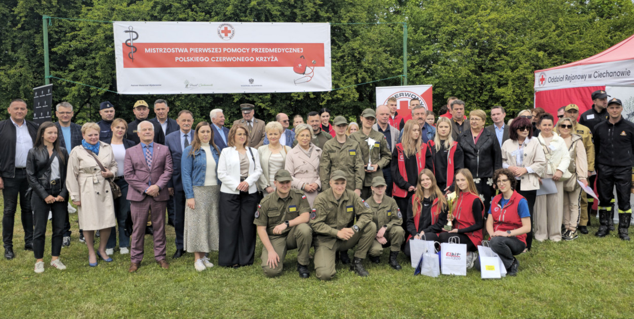 Na zdjęciu: Uczestnicy, sędziwie i sponsorzy tegorocznych zawodów PCK. Fot. Piotr Pszczółkowski