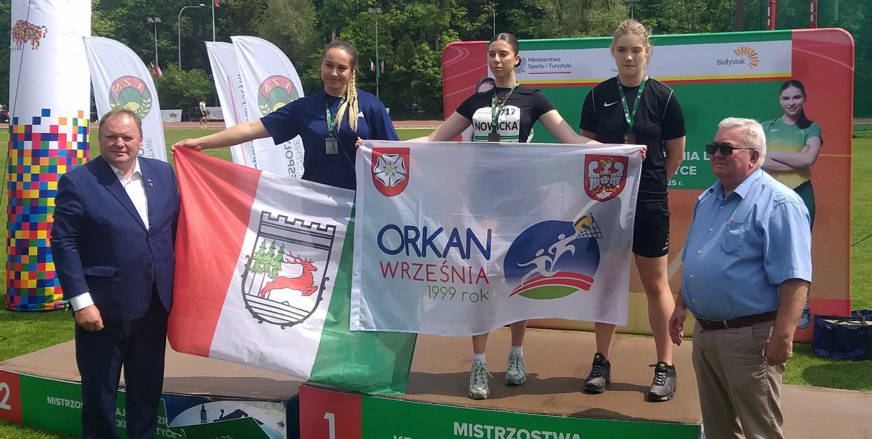 Na podium pierwsza z prawej – Oliwia Lemanowicz z Klubu Sportowego Ciechan i Szymon Kołecki. Fot. Archiwum KS Ciechan i Szymon Kołecki