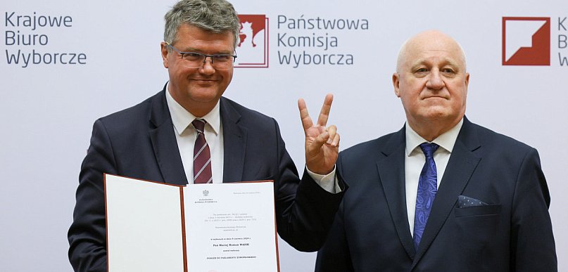 Nowo wybrani europosłowie odebrali od PKW zaświadczenia o wyborze