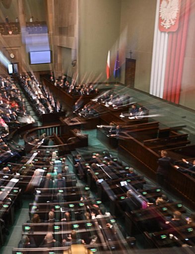 Sejm uchwalił ustawę o tzw. wakacjach składkowych-19810