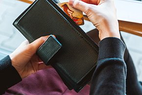 Emeryci coraz częściej rezygnują z gotówki. Wiemy, dlaczego-27026