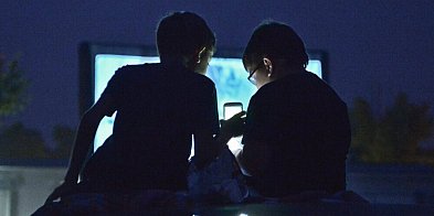 Często korzystanie ze smartfonów przy dzieciach może zaburzać ich rozwój-27177