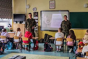 „Edukacja z wojskiem” - Żołnierze 5MBOT ponownie w szkołach-27240