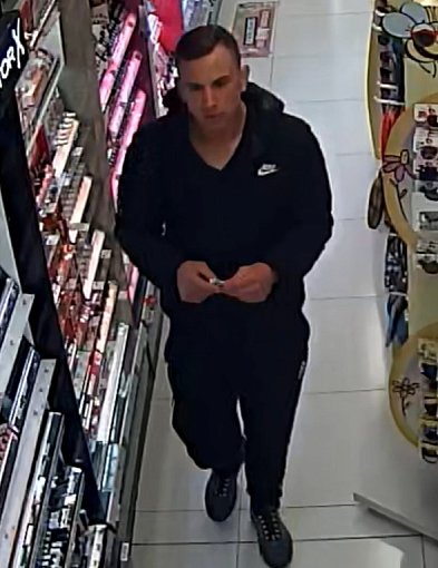 Jeśli rozpoznajesz tego mężczyznę, powiadom policję!-27592