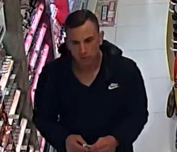 Jeśli rozpoznajesz tego mężczyznę, powiadom policję!-27592