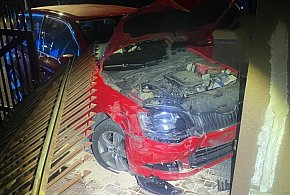 Wjechał w ogrodzenie posesji. Tłumaczył, że się zagapił-27633