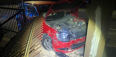 Wjechał w ogrodzenie posesji. Tłumaczył, że się zagapił-27633