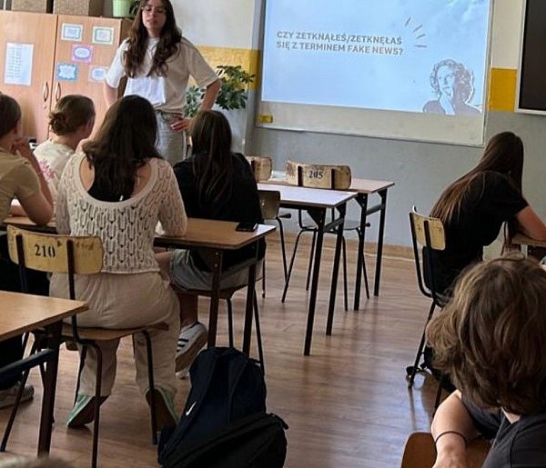 Ciechanowska młodzież na tropie prawdziwych informacji-28232