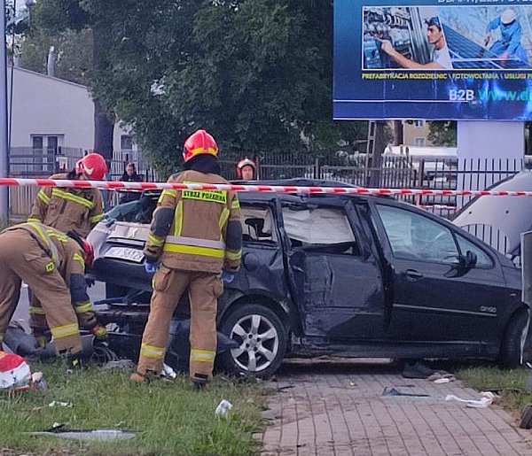 Kolizja przy Mrówce na ul. Niechodzkiej. Nieprzytomny kierowca w szpitalu-28912
