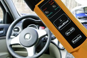 Z 2,5 promilami wjechał na parking uderzając inny pojazd-29249