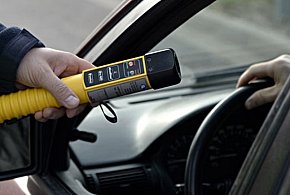 Bez świateł, bez prawa jazdy i po alkoholu-29999