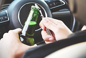 Będąc w stanie nietrzeźwości uderzył w zaparkowany pojazd-29996