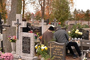 Savoir-vivre na 1 listopada. Jak się zachować podczas wizyty na cmentarzu?-30049