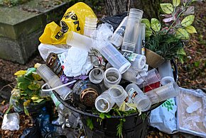 Cmentarze po Wszystkich Świętych toną w śmieciach-30058