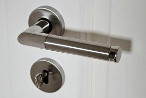 Zachowywali się, jakby byli u siebie. Właścicielkę wyrzucili za drzwi-30107