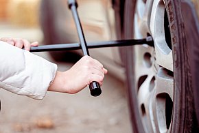 Z pozoru drobiazg, a może skończyć się tragedią. Urząd ostrzega kierowców-30188