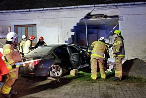 Samochód wjechał w dom. 18-letni kierowca BMW trafił do szpitala [foto]-30200