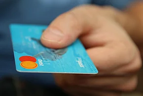 Fiskus skontroluje płatności kartą Polaków? Resort zabiera głos-30379