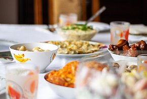 Polacy znów sięgną głębiej do kieszeni. Tyle wydają na świąteczne jedzenie-30815