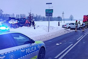 Groźne zdarzenie drogowe na DW 616. Jedna osoba ranna