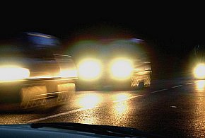 Spacerkiem drogą ekspresową. Mężczyzna miał dużo szczęścia!