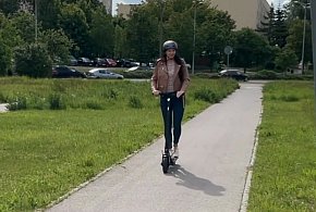 Ciepłe dni, więcej hulajnóg – pamiętaj o zasadach!