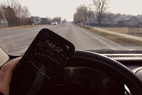 Odłóż telefon i patrz na drogę! Chwila nieuwagi może kosztować bardzo dużo