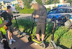 Dwóch pijanych nastolatków na jednej hulajnodze