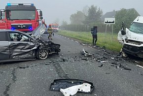 Zderzenie trzech pojazdów na DK-60. Dwie osoby w szpitalu