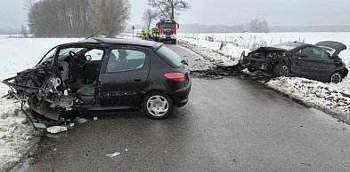 Zderzenie czołowe dwóch pojazdów. Jedna osoba nie żyje, dwie są ranne