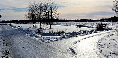 Leżał w przydrożnym rowie. Szybka akcja zapobiegła tragedii