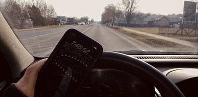 Odłóż telefon i patrz na drogę! Chwila nieuwagi może kosztować bardzo dużo