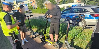 Dwóch pijanych nastolatków na jednej hulajnodze