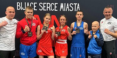 Szczęśliwa „4” młodych bokserów