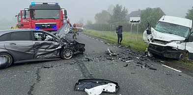 Zderzenie trzech pojazdów na DK-60. Dwie osoby w szpitalu