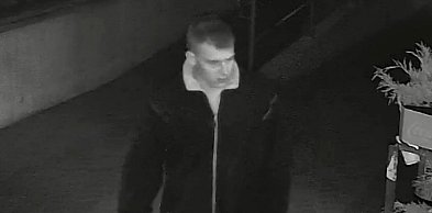 Podejrzewany o uszkodzenie samochodu. Pomóż ustalić jego tożsamość [foto]