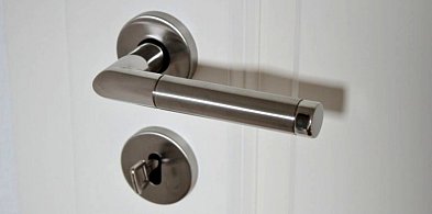 Zachowywali się, jakby byli u siebie. Właścicielkę wyrzucili za drzwi-30107