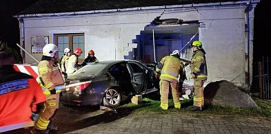 Samochód wjechał w dom. 18-letni kierowca BMW trafił do szpitala [foto]-30200