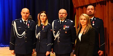 Medale dla funkcjonariuszy i pracownika KPP w Ciechanowie-31225