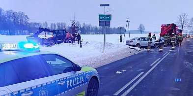 Groźne zdarzenie drogowe na DW 616. Jedna osoba ranna