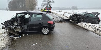 Zderzenie czołowe dwóch pojazdów. Jedna osoba nie żyje, dwie są ranne