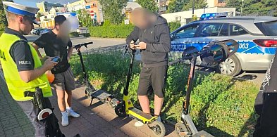 Dwóch pijanych nastolatków na jednej hulajnodze