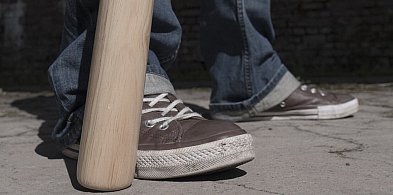 Był bity, kopany i zastraszany nożem. Aresztowano dwóch mężczyzn