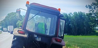 Kompletnie pijany kierowca ciągnika kosił trawę przy DK60