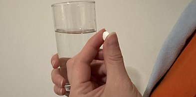 Popijanie leków wodą to kluczowy element terapii-29153